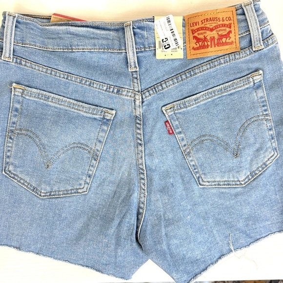 Levi’s Highrise Hypersoft Shorts in Medium Wash Size 28/6 Small - Picture 3 of 13